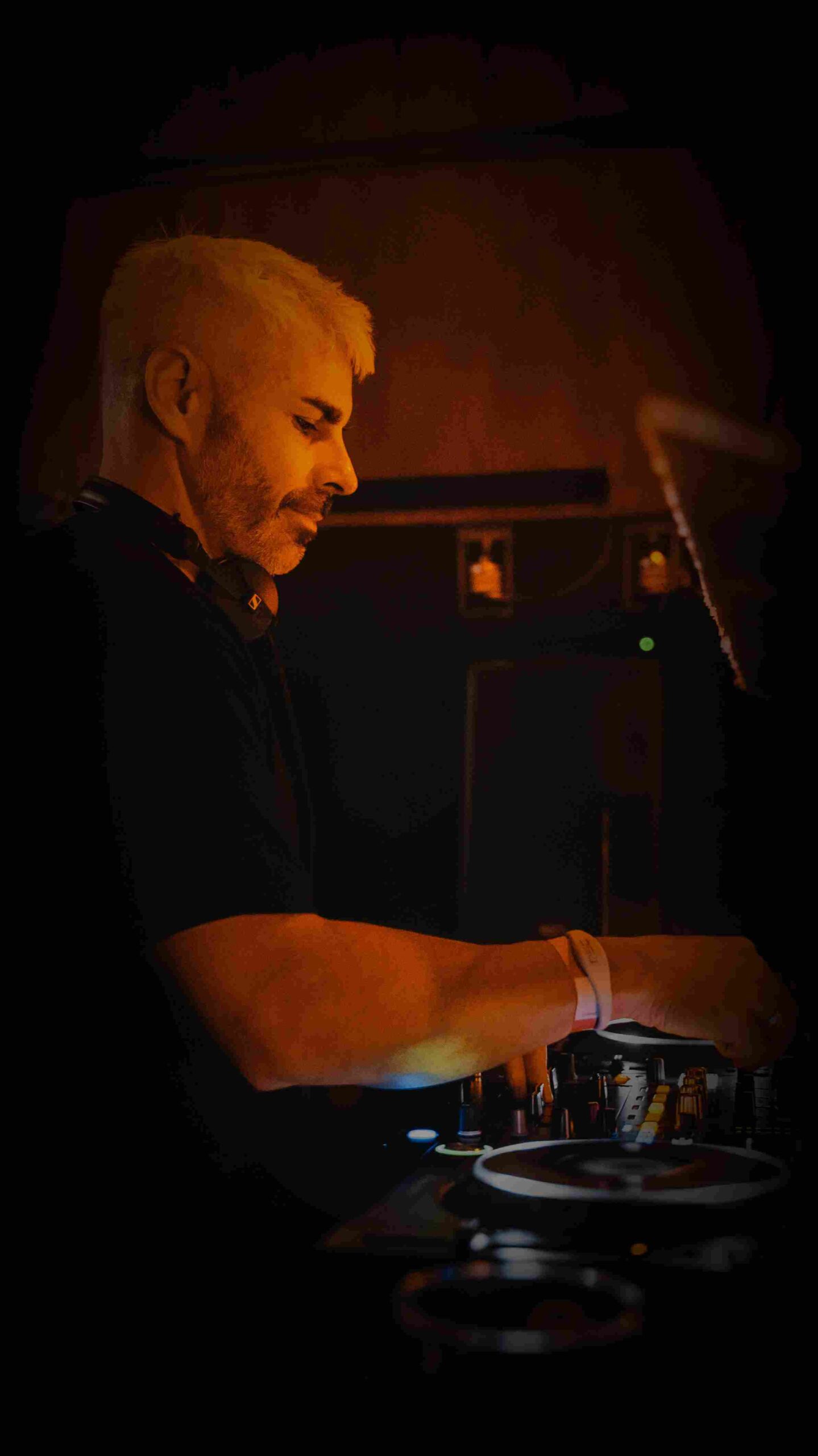Dani Sinergia DJ produciendo música electrónica en directo